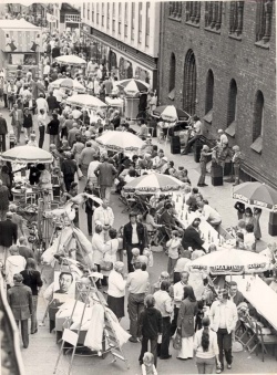 Stengade ved Rådhuset. Der var dækket op i anledning af "Grønne dage" i 1979