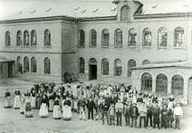 Ansatte stillet op foran fabrikken i 1900