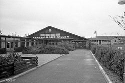 Espergærdehallen i 1974. Bygningerne længst til højre er Tibberupskolen, opført i 1970. Foto: Anne-Sofie Rubæk
