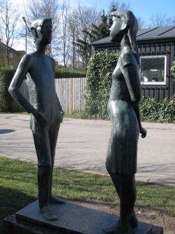 Skulpturen Dreng og pige