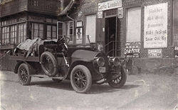Lindahls butik fotograferet omkring 1920 med forretningens lille lastbil foran. Butiksindgangen var dengang fra Strandvejssiden.