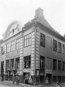 Stengade 64 i 1888. Børnene er efter oplysningerne i Helsingør Byhistoriske Arkiv: De 3 som står i en gruppe er Johanne, Eva og Poul. Ved kældernedgangen ses Jørgen Larsens børn: Louise, Anna, Olga; Jørgen og Henriette
