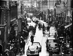 Stengade 3. november 1962. "Allehelgensdag er en fridag i Sverige, og i 1962 lå dagen den 3. november. Fotograf Jørgen Rubæk Hansen måtte kravle lidt til vejrs for at skildre menneskemyldret i Stengade på dagen, hvor byens handlende anslog at omkring 20.000 svenskere havde taget turen over Sundet for at besøge Helsingørs butikker". Frederiksborg Amts Avis 13/7 2009.