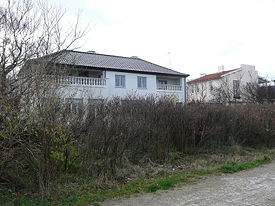 Kystvej 14 og 16, november 2008. Begge huse har fået udskiftet det flade tagpaptag med tegl. Især de sorte glaserede på nr. 14 virker alt for bombastisk til det stilrene hus.