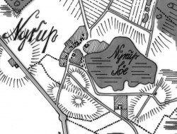 Aftegning af kort fra 1801 viser udstrækningen af den nu bortdrænede Nyrup Sø med landsbyen klumpet sammen ved søens sydbred. Bemærk, at nord er til højre på kortet.