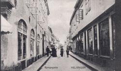 Bjergegade set fra hjørnet af Stengade omkring 1905. Bygningen til højre i billedet (over for Hotel Øresund) blev revet ned i 1961 og gav plads til ejendommen som bl.a. huser Den Danske Bank