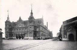 Stationen fotograferet efter 1907, da Hornbækbanen dette år fik tilladelse til at holde ved en lav perron udfor Toldkammeret