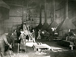 Grovsmedien 1928. Der arbejdes ved ambolte og esser