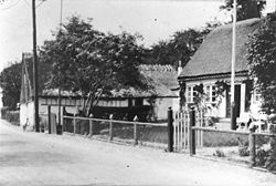 Skellebækhus fotograferet omkring 1930 - nogle år før Tovværkshuset til venstre delvist blev nedrevet som følge af Strandvejens udvidelse i 1933-34