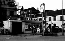 Shell benzintanken på hjørnet af Jernbanevej og Hovedvagtsstræde skal lukke. Den er fotograferet af Jørgen Rubæk Hansen den 27/2 1977