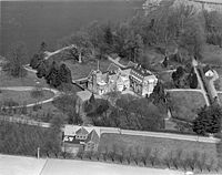 Luftfoto af Gurrehus 1938. De gamle udlænger, der blev nedrevet i 1918, lå til venstre for hovedbygningen.