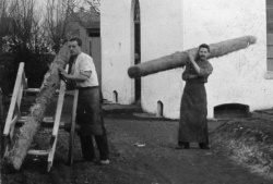 Guldlisterne blev pakket i et klæde inden de blev sendt ud til kunden. På billedet fra omkring 1905 ses to arbejdere i færd med at læsse listerne på en kærre, der efterfølgende blev kørt ud til den ventende jernbanevogn på fabrikkens spor