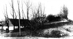 Foto fra o. 1900 viser til højre for "Søbækhuset" den nu forsvundne "Ewaldshøj". Markvejen i forgrunden er den nuværende Stokholmsvej.