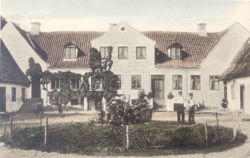 Håndkoloreret foto af Søgaard omkring 1905