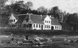 Snekkersten Kro omkring 1886 inden begge fløje mod hhv. øst og syd blev forhøjet.