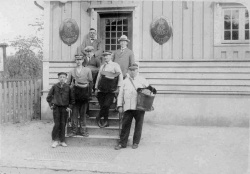 Postbestyreren, postbude samt telegrafbudet udenfor Snekkersten Posthus, 1922