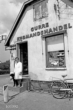 Gurre Købmandshandel med Ruth Wahlstrøm på trappen, 1975. Foto: Anne-Sofie Rubæk