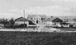 Søbækgaard som den så ud omkring 1923. Ved indkørslen skimtes daværende bestyrer Harding Rieffesthal. Vejen i forgrunden er den nuværende Fredensvej.