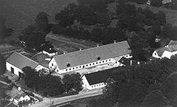 Havegaard omkring 1950. Nederst til venstre ses Borsholm gl. smedje.