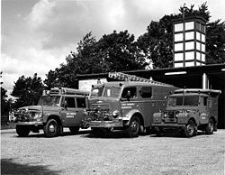 Vognparken i 1960'erne - opmarcheret foran den nye brandstation fra 1955