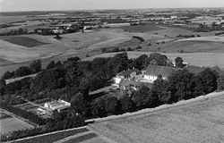 Danstruplund med gartneriet til venstre, fotograferet fra sydøst i 1958