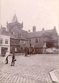 Rådhuset og arrestbygningen set fra polititorvet ca. 1890. Den nye, selvstændige retsbygning er endnu ikke opført. Det firkantede tårn, der rager op over bygningen, er ventilationskanalens udmunding - som senere er fjernet