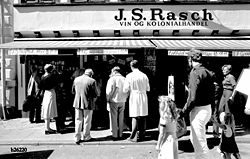 Kø foran Rasch Stengade 47. Foto: Jørgen Rubæk Hansen 25/7 1978