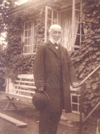 Wilhelm Moldenhawer fotograferet udenfor embedsboligen i Hellebæk