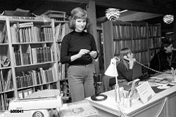 Musikafdelingen. Fra venstre Birgitte Koldby og Susanne From. Foto: Anne-Sofie Rubæk 21/10 1974