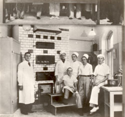 Indenfor i bageriet omkring 1931