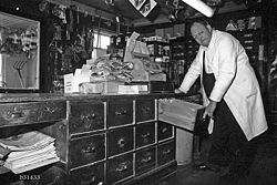 Sigurd Andersen i sin købmandsforretning, 1975. Foto: Anne-Sofie Rubæk