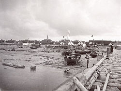 Bådene er trukket op på stranden i Hornbæk. Foto fra 1880'erne af Carl Curman