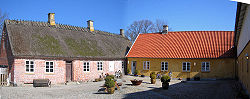 Et kig ind på gårdspladsen på Hasselgaard i 2005