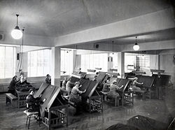 Nopperi på Hellebæk Klædefabrik 1960. Uregelmæssigheder i stoffet blev behandlet i denne specielle afdeling.