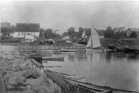 Espergærde Havn, som den så ud inden udvidelsen i 1904. Bemærk bl.a. at nordre mole endnu ligger ud for "doktorboligen".