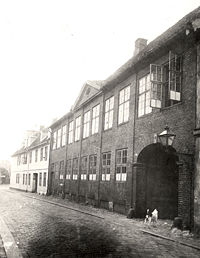 Kongensgade 12. Fotografiet er det eneste eksisterende af bygningen, mens den endnu var latin- og realskole