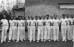 Herreholdet i Snekkersten-Espergærde Gymnastikforening opstillet til fotografering på Snekkersten Skole i marts 1928. Holdets leder, Georg Sahner, står længst til venstre.