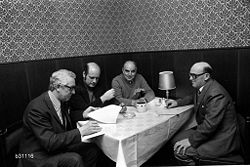 Fra venstre kontorchef Ove Carlsson, formand for Idrætsudvalget Knud Axelsen, byrådsmedlem Ib Sørensen og Henning Larsen fra Helsingør Sports Union. Foto: Anne-Sofie Rubæk 5/2 1975
