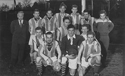 EIF's A-foboldhold i efteråret 1953. Holdlederen, Eigil Christensen, står længst til venstre.