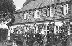 Gårdens tre traktorer stillet op til fotografering omkring 1950. Til venstre en John Deere, til højre to Fordson-traktorer.