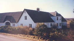 Hammerødgaard i 1997. Bemærk stuehusets specielle tagkonstruktion på frontespicen - en særegen konstruktion, som dog minder om mange andre på Plejelt-egnen.