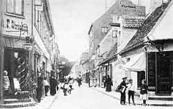 Et kig gennem Bjergegade omkring 1900. Den lave hvide bygning til højre på hjørnet af Bjergegade og Sct. Olai Gade blev revet ned i 1906 for at give plads til en større ejendom