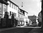 Kongensgade omkr. 1960. Gaden til venstre ved hjørnet af de nu nedrevne ejendomme er Lundegade