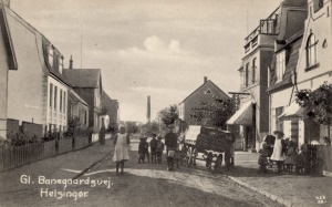 Forretningen på Gammel Banegårdsvej nr. 12 er Dresdener-Bageri. Fotografiet er taget i årene 1916-1923