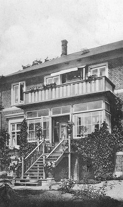 Foto af Egevængets facade omkring 1912, medens kammerherre greve Adam Moltke og hans hustru komtesse Sophie Raben-Levetzau boede i ejendommen.