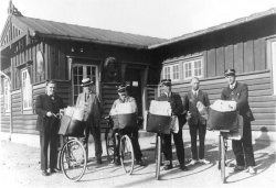 Espergærdes fire postbude foran posthuset omkring 1930. Desuden ses postekspeditøren samt en ukendt.