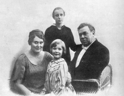 Familien Cornelius fotograferet i 1923. Fra venstre hustruen Gudrun, børnene Siegfred (senere kendt som tegneren Cosper) og Eva samt til højre Peter Cornelius
