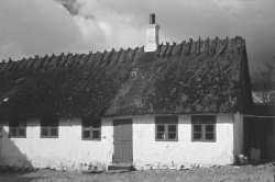 Dette smalle bindingsværkshus med de små højtsiddende vinduer, syldstenene samt de fremspringende bjælkehoveder, stammede fra 1700-tallet. Det udgjorde Grøndalsgaards vestlænge, men måtte sammen med resten af gården lade livet i 1969.