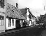 Kongensgade 1960 set med ryggen til Lundegade ned mod havnen. Husrækken til venstre er revet ned. Foto: Hauch
