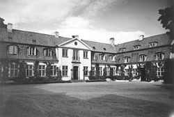 Borsholmgaards hovedbygning set fra gårdspladsen, ca 1950